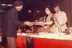 Mrs Indira Gandhi performing first sale of a Maruti car in 1983